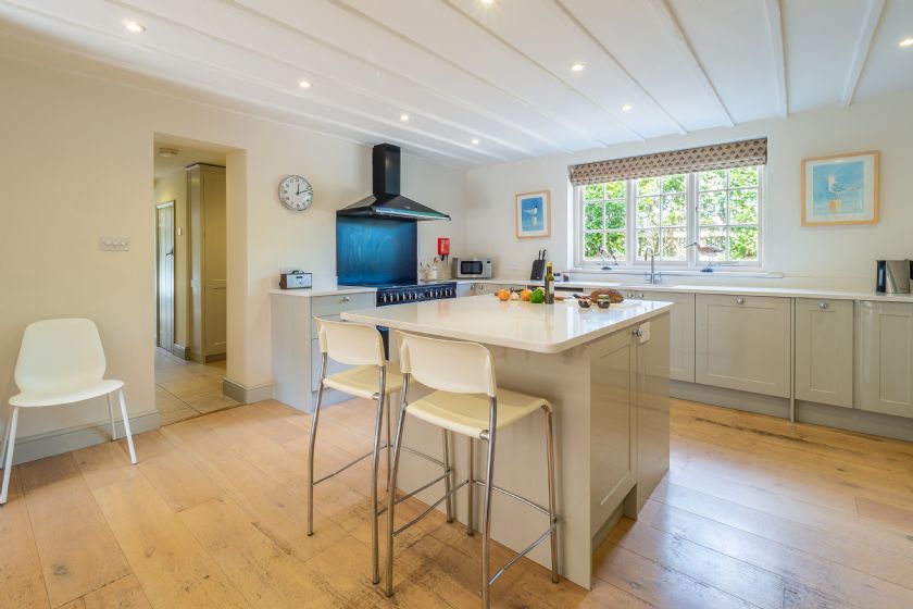 Modern Kitchen with Central Island and White Cabinetry